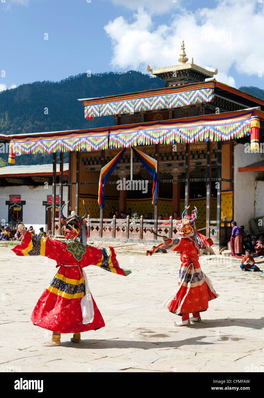 I monaci buddisti esecuzione di ballo mascherato durante il Gangtey Tsechu a Gangte Goemba, Gangte, Valle Phobjikha, Bhutan, Asia Foto Stock