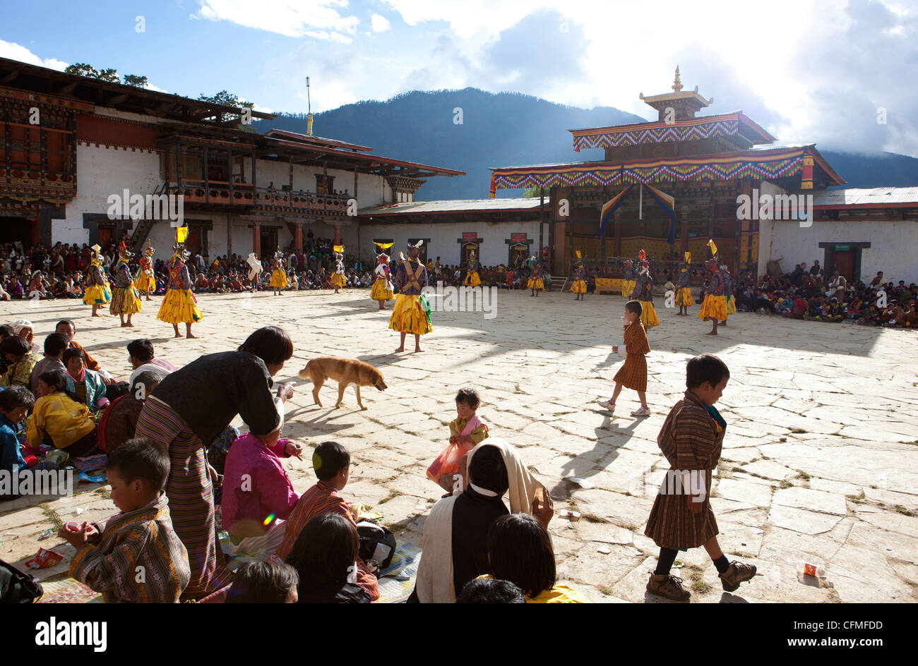 Ballo mascherato nel cortile principale del Gangte Goemba, Gangte, Valle Phobjikha, Bhutan, Asia Foto Stock