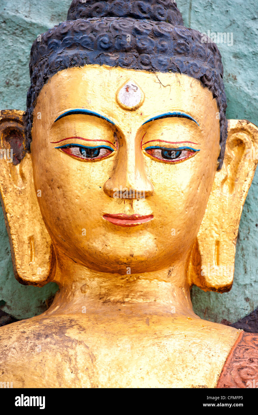 Statua dorata di Buddha vicino a Swayambhunath, Kathmandu, Nepal, Asia Foto Stock