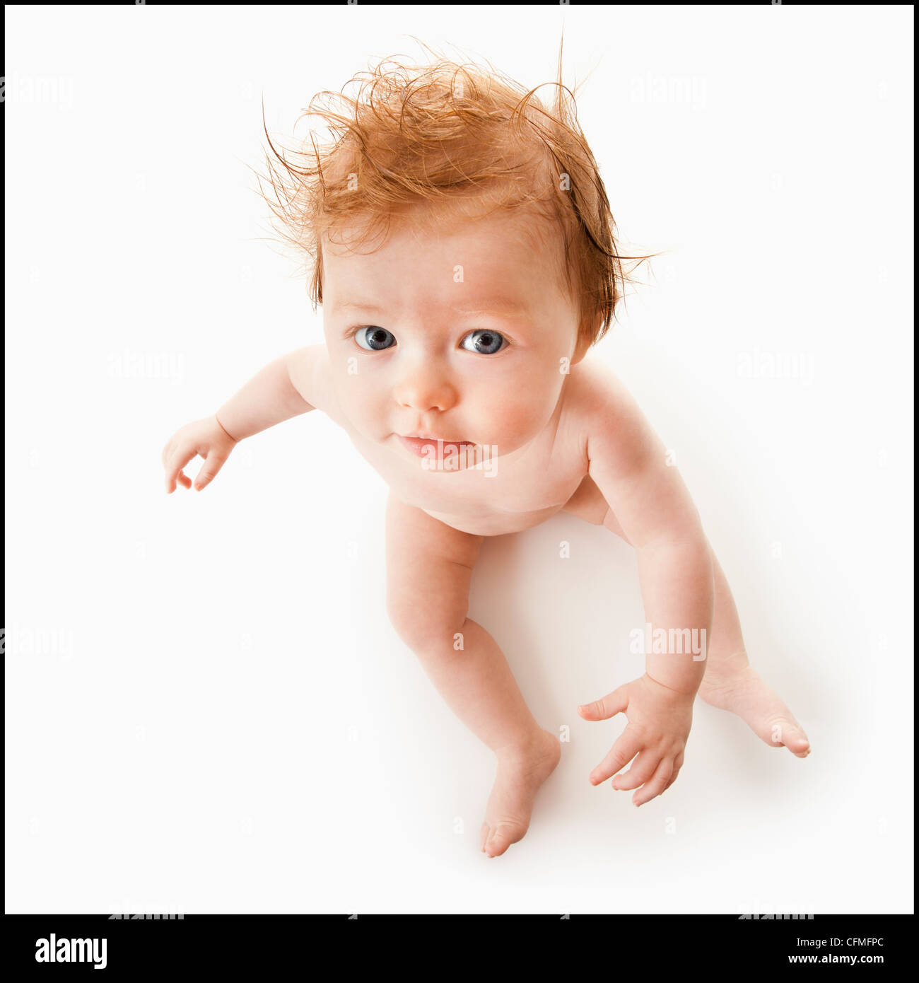 Angolo di alta vista della bambina (6-11 mesi) seduta, studio shot Foto Stock