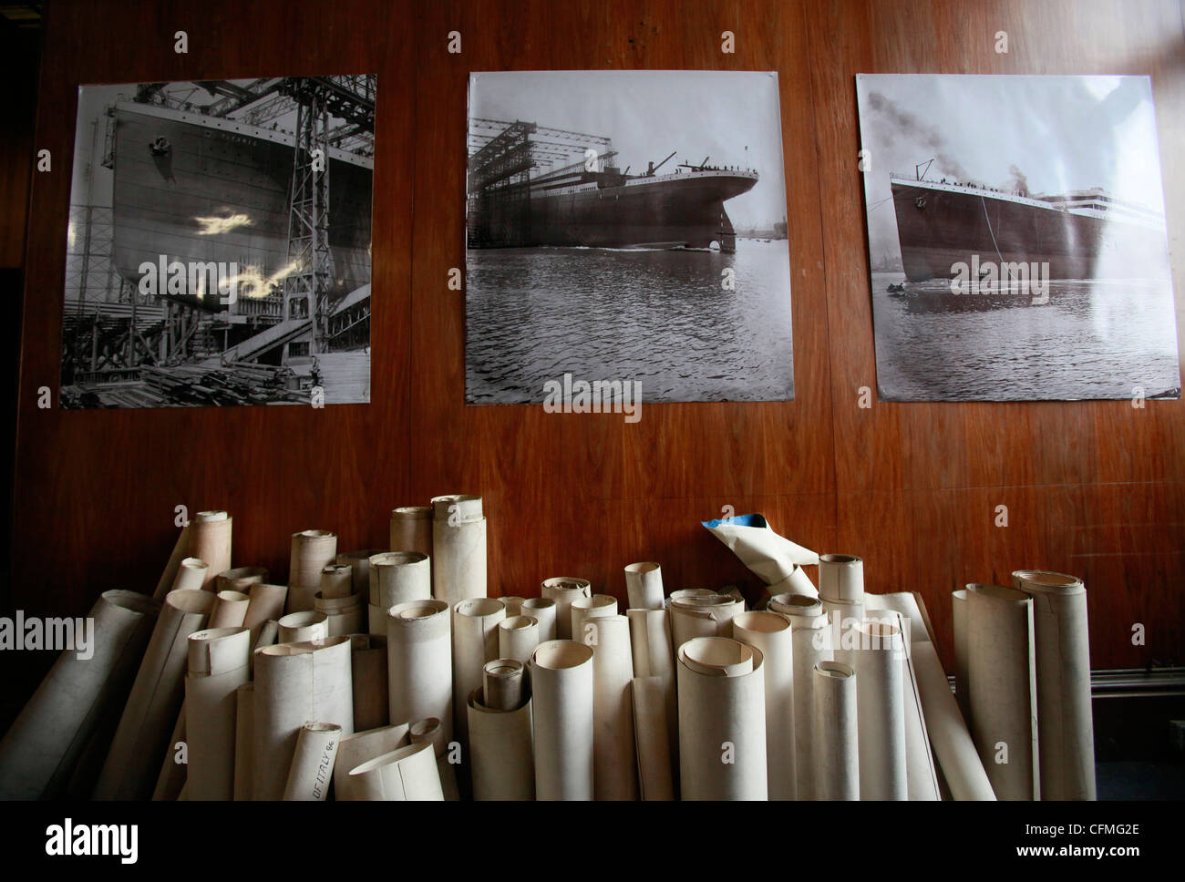Vecchio dislocante disegni magra contro una parete con fotografie del Titanic nave inutilizzata Harland & Wolff disegno Foto Stock