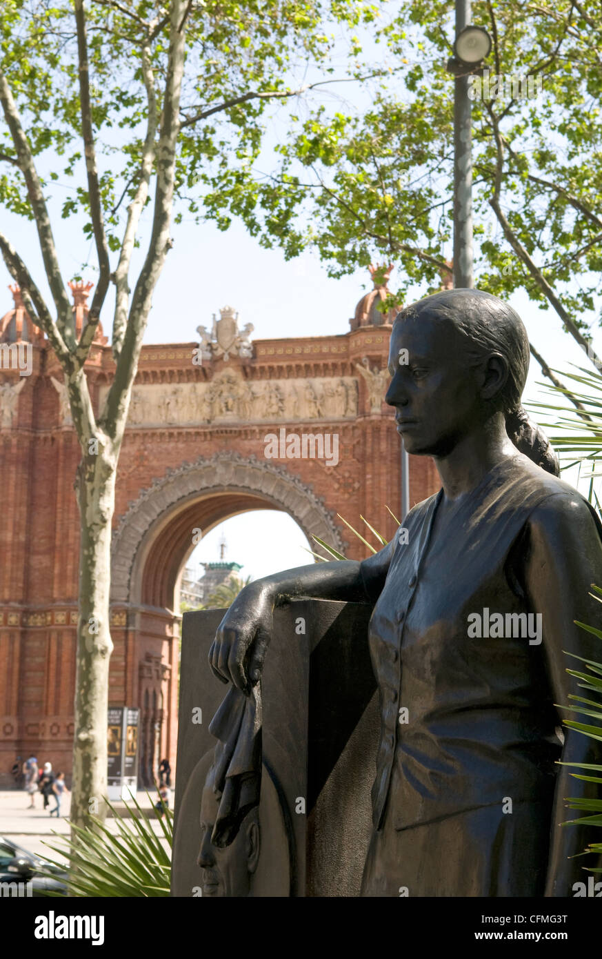 Statua di una donna con il Arc de Triomf a Barcellona in background Foto Stock