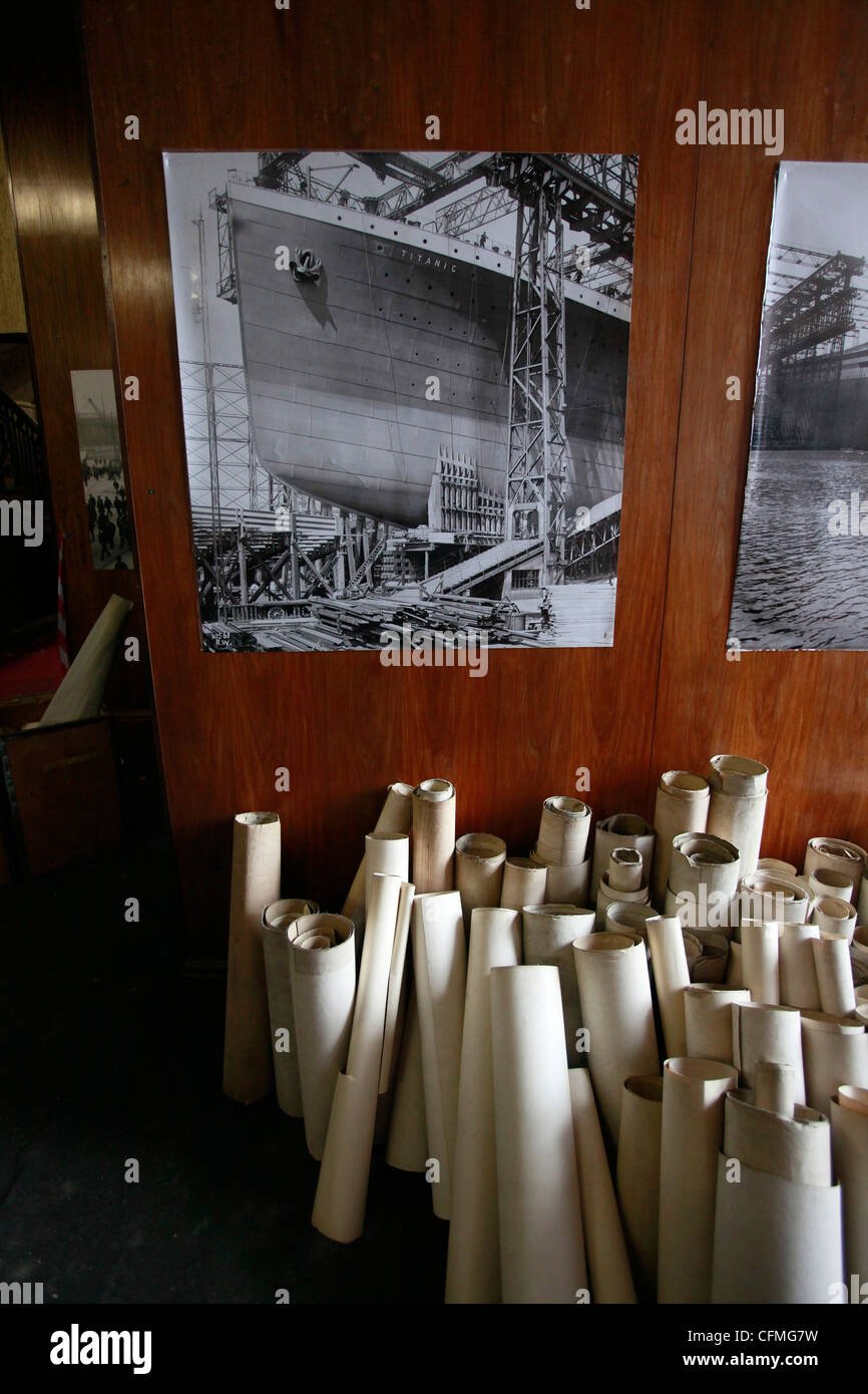 Vecchia nave dislocante disegni sono visti contro la parete in inutilizzato Harland & Wolff uffici di disegno a Belfast Foto Stock