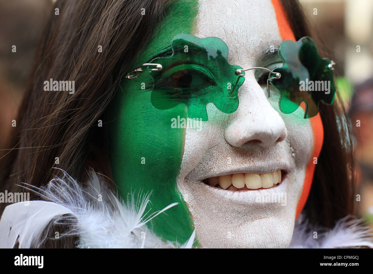 Parade frequentatori sono visibili durante il San Patrizio parata del giorno a Dublino, Irlanda Foto Stock