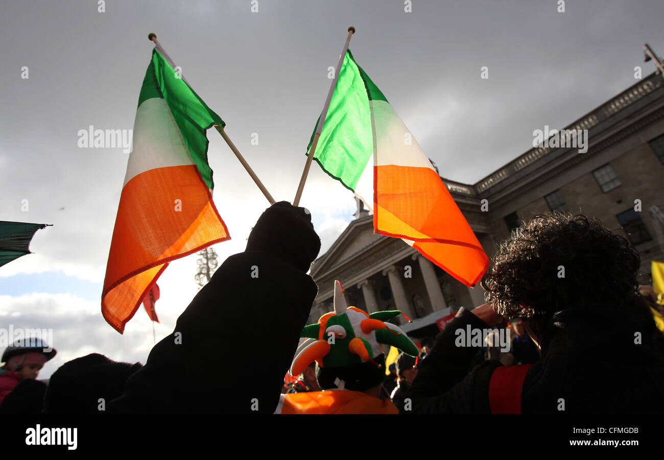 Una bandiera irlandese è tenuto di fronte al General Post Office di Dublino, Irlanda Foto Stock