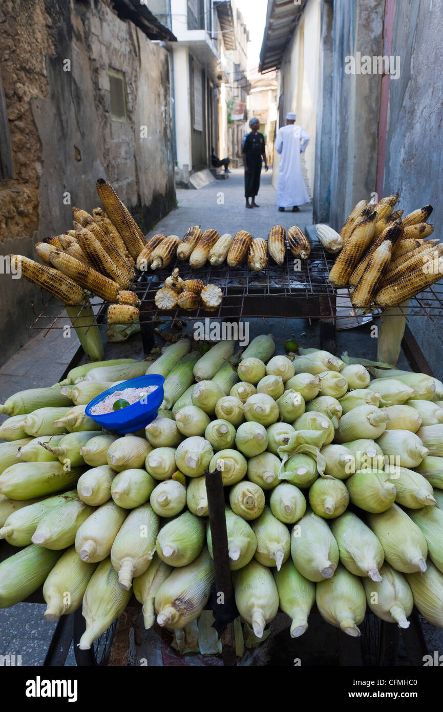 Carrello con fresco e grigliate di tutoli di mais su un carrello in Stone Town Zanzibar Tanzania Foto Stock