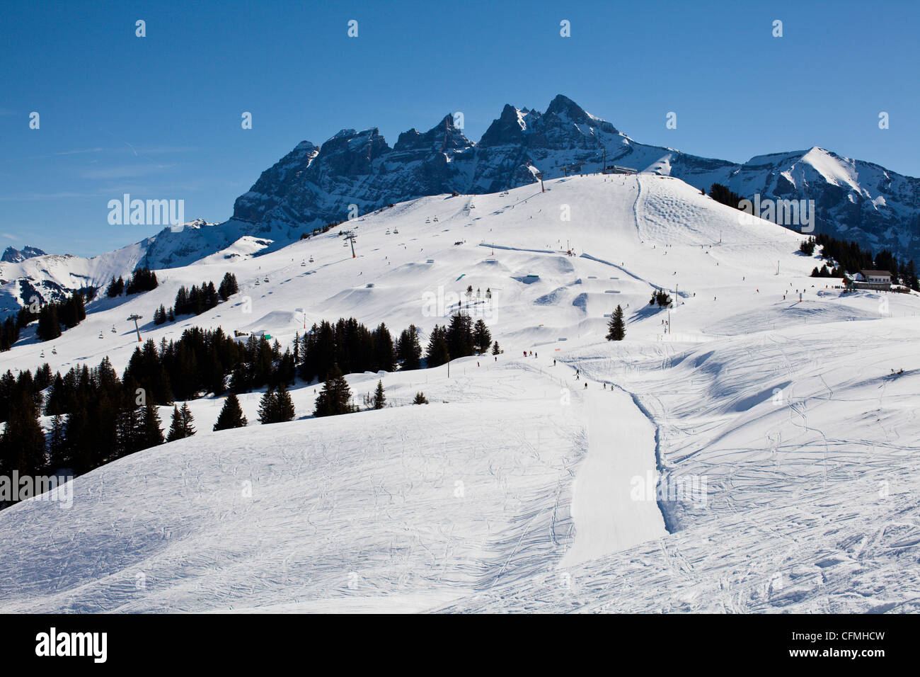 Le piste da sci di Les Crosets dominato da Dents du Midi di montagna. Portes du Soleil, Svizzera. Foto Stock