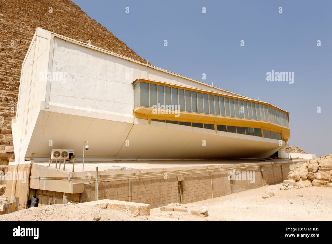 Giza. Il Cairo. L'Egitto. Vista la cialda a forma di barca solare museo accanto al lato sud della piramide di Cheope. Essa ospita il 5000 Foto Stock