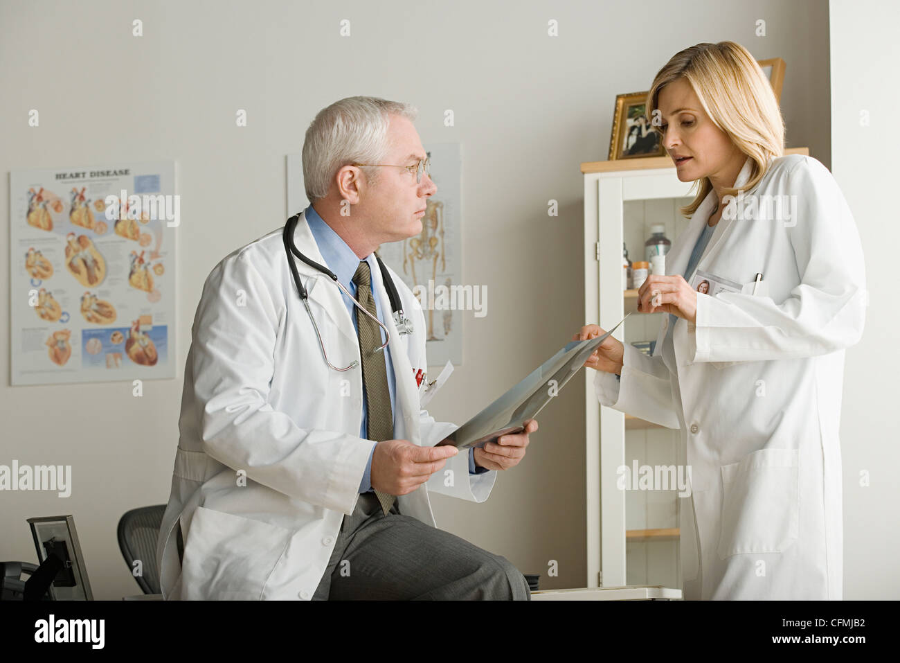 Stati Uniti, California, Los Angeles, due medici discutendo sulla immagine a raggi x Foto Stock