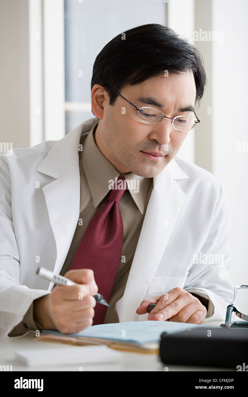 Stati Uniti, California, Los Angeles, medico documento di riempimento Foto Stock