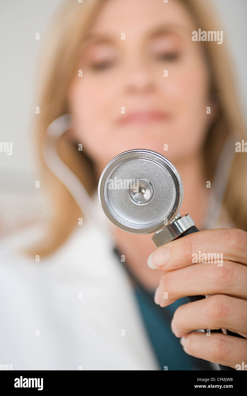 Stati Uniti, California, Los Angeles, medico tenendo uno stetoscopio Foto Stock