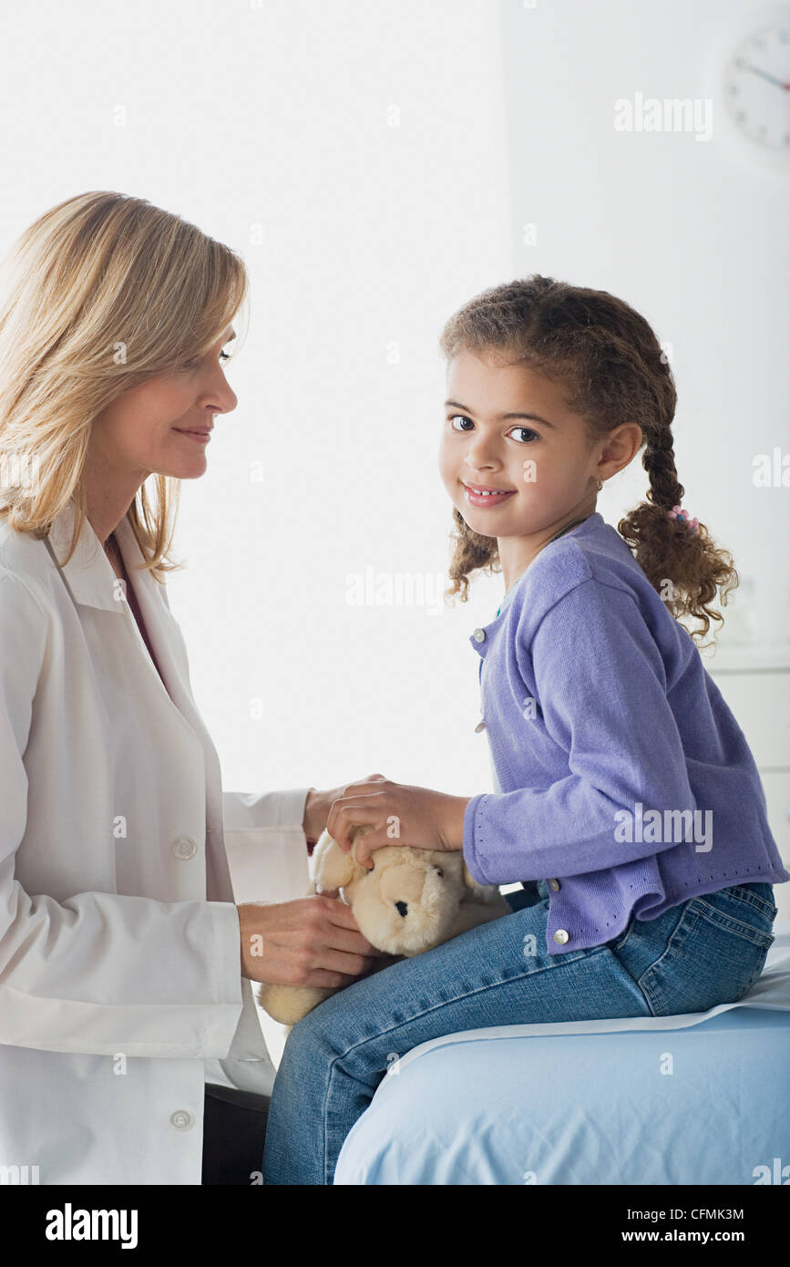 Stati Uniti, California, Los Angeles, ragazza (10-11) e medico Foto Stock