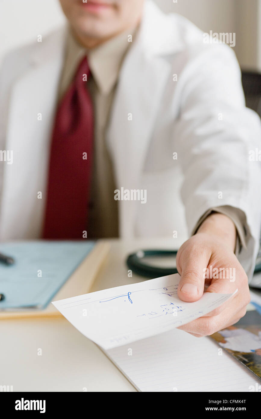 Stati Uniti, California, Los Angeles, medico tenendo la prescrizione Foto Stock