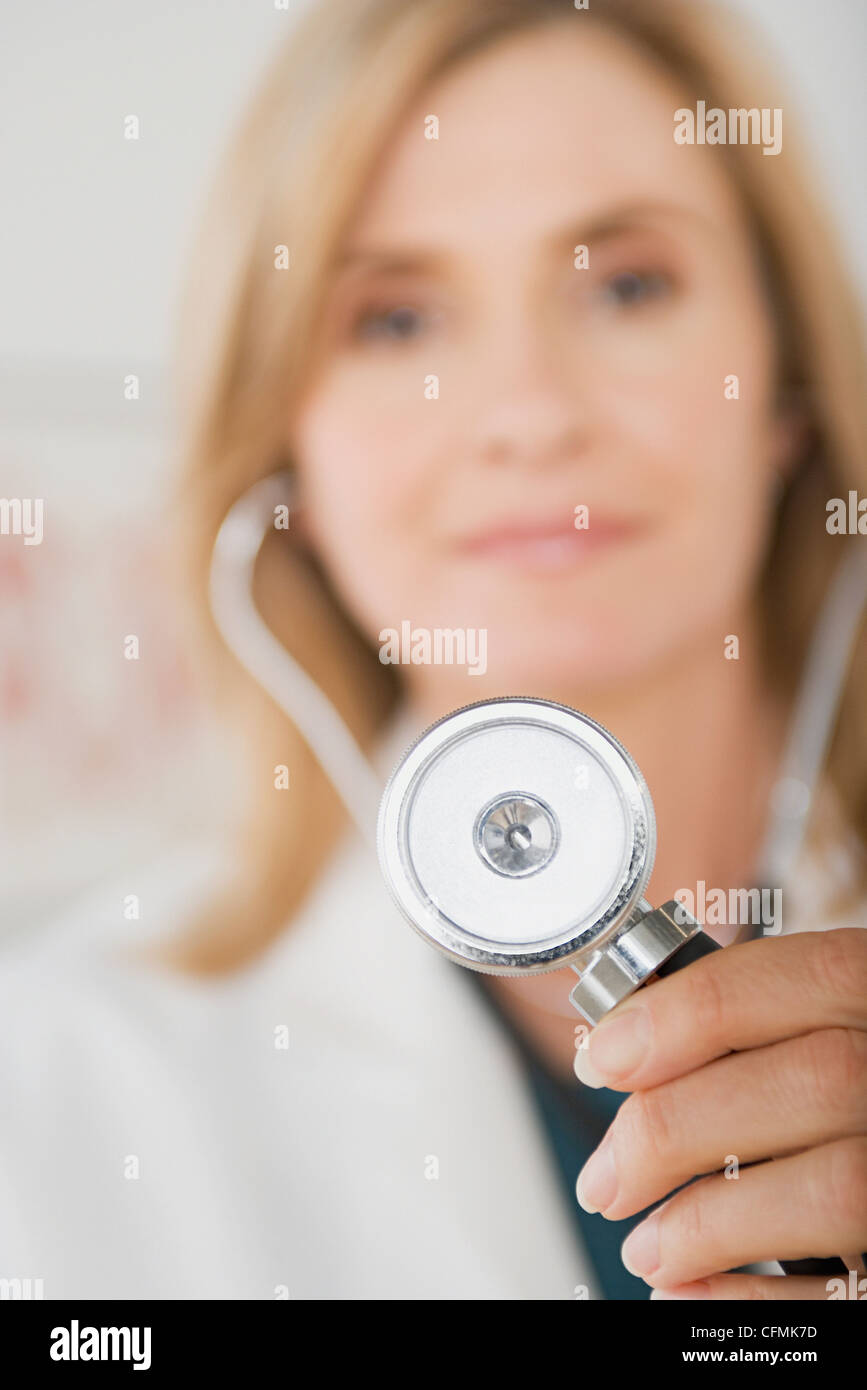Stati Uniti, California, Los Angeles, medico tenendo uno stetoscopio Foto Stock