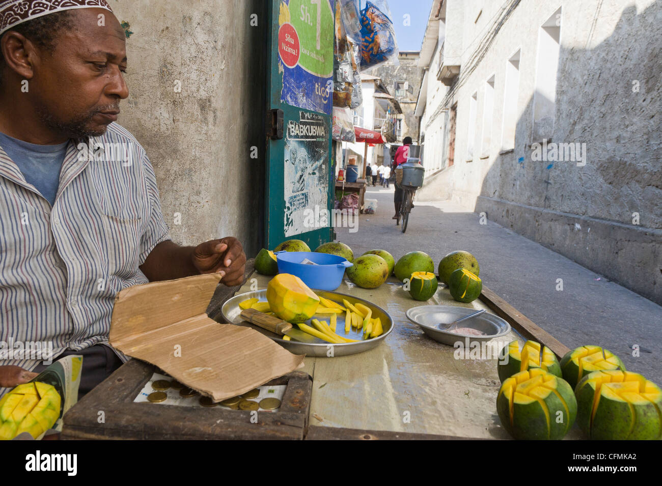 Distributore vende di mango fresco in Stone Town Zanzibar Tanzania Foto Stock