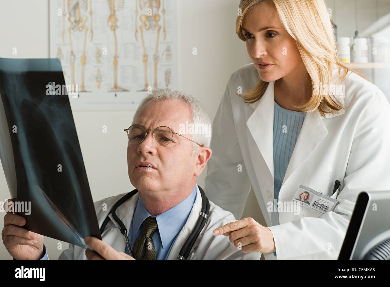 Stati Uniti, California, Los Angeles, due medici guardando immagine a raggi x Foto Stock