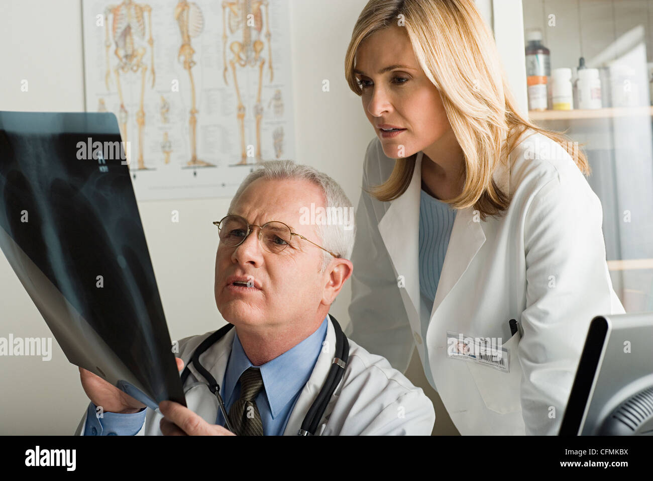 Stati Uniti, California, Los Angeles, due medici guardando immagine a raggi x Foto Stock