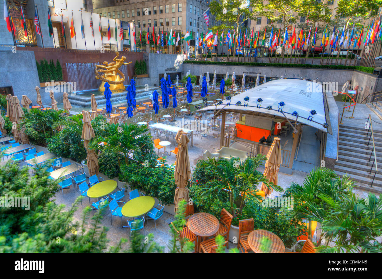 La famosa pista di pattinaggio sul ghiaccio al Rockefeller Center è convertito in un cafe' all'aperto chiamato "l'Rink Bar', nei mesi estivi. Foto Stock