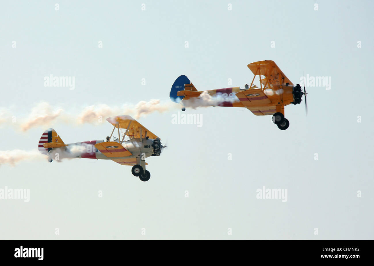 Due biplanari sorvolano la linea di volo alla Stazione aerea del corpo dei Marini di Miramar, mentre diversi aerei d'epoca si esibito al Miramar Air Show il 1 ottobre 2011. Centinaia di migliaia di persone si sono riversate nello spettacolo aereo per dare un'occhiata allo storico velivolo mentre lo spettacolo aereo ha celebrato i centennials dell'aviazione marina e navale. Foto Stock Due biplanari sorvolano la linea di volo alla Stazione aerea del corpo dei Marini di Miramar, mentre diversi aerei d'epoca si esibito al Miramar Air Show il 1 ottobre 2011. Centinaia di migliaia di persone si sono riversate nello spettacolo aereo per dare un'occhiata allo storico velivolo mentre lo spettacolo aereo ha celebrato i centennials dell'aviazione marina e navale. Foto Stock