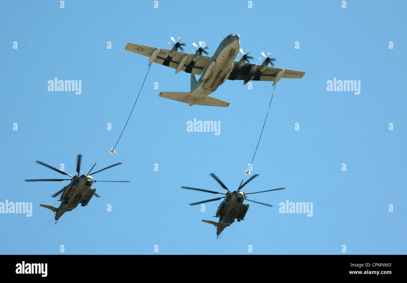 Una KC-130j hercules piano esegue la simulazione di una missione di rifornimento per due ch-53E Super Stallion elicotteri oltre la linea di volo al marine corps air station miramar durante il marine aria-terra dimostrazione della task force al Miramar air show oct. 1, 2011. Questa è una comune tecnica di rifornimento utilizzati dalla Marine Corps nel mondo reale scenari per includere la guerra in Afghanistan. Foto Stock Una KC-130j hercules piano esegue la simulazione di una missione di rifornimento per due ch-53E Super Stallion elicotteri oltre la linea di volo al marine corps air station miramar durante il marine aria-terra dimostrazione della task force al Miramar air show oct. 1, 2011. Questa è una comune tecnica di rifornimento utilizzati dalla Marine Corps nel mondo reale scenari per includere la guerra in Afghanistan. Foto Stock