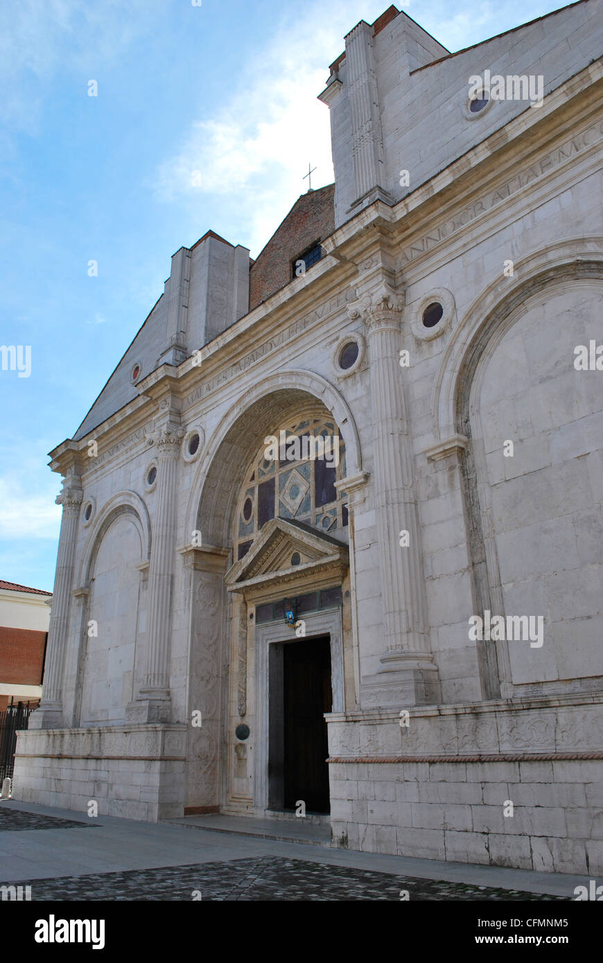Malatesta tempio chiesa monumento di marmo bianco della facciata, Rimini, Emilia Romagna, Italia Foto Stock