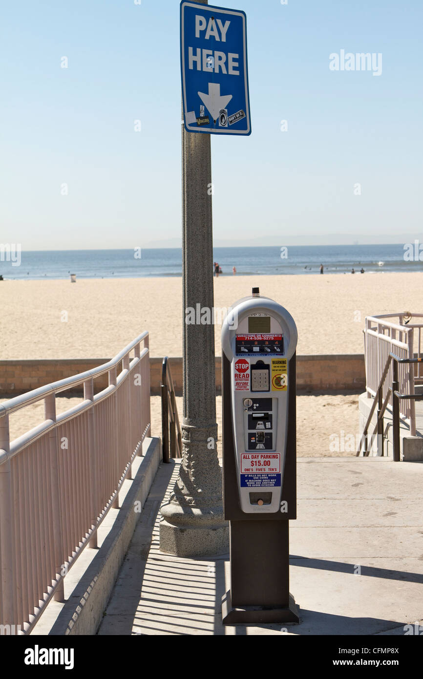 Pagare qui segno e i biglietti per il parcheggio erogatore. Huntington Beach California Foto Stock
