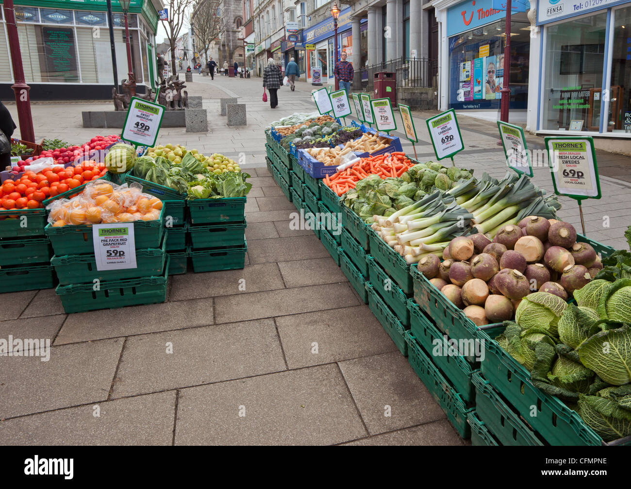La frutta e la verdura fuori Thorne il fruttivendolo in Fore Street Redruth, Cornwall Regno Unito. Foto Stock