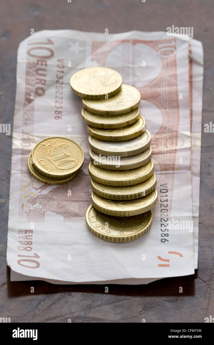 Dieci banconote con le monete in euro Foto Stock