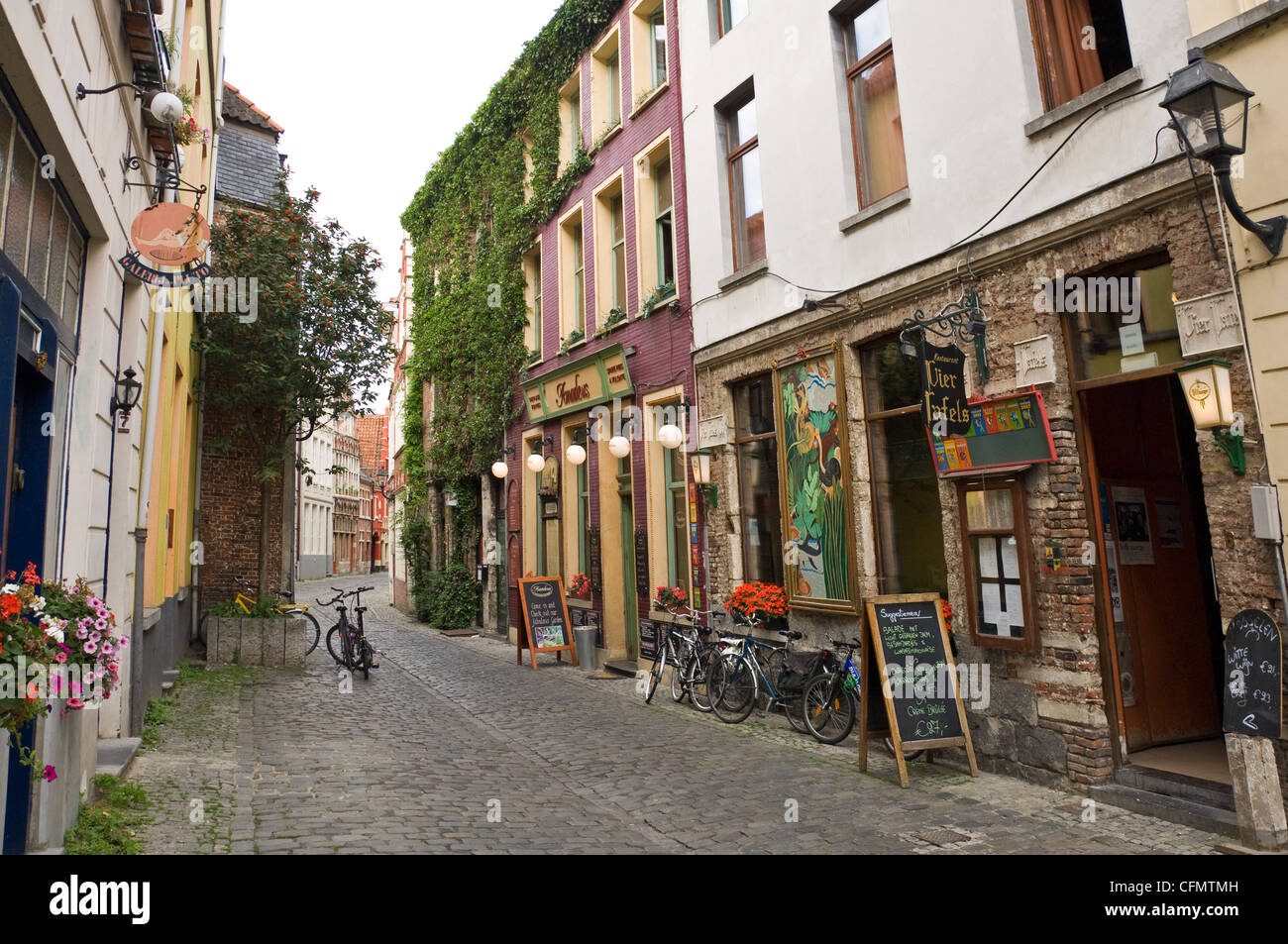 Vista orizzontale di ristoranti e caffè in una stretta strada di ciottoli in Patershol, la parte più antica del centro di Gand. Foto Stock