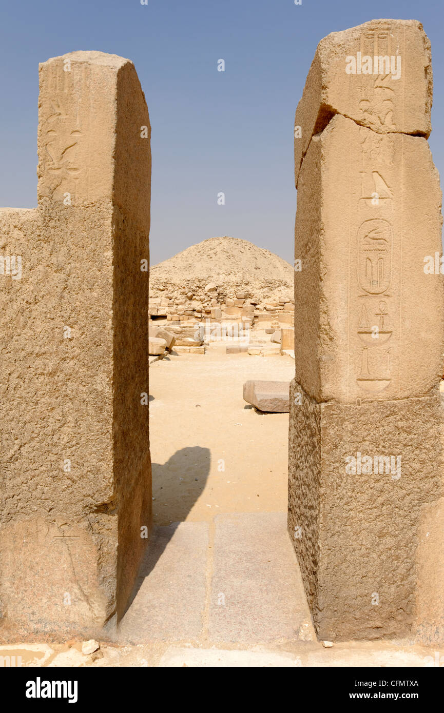 Saqqara. L'Egitto. Vista della stele o stele nella parte anteriore della piramide del faraone Unas inscritto con il suo nome. Unas era il faraone Foto Stock