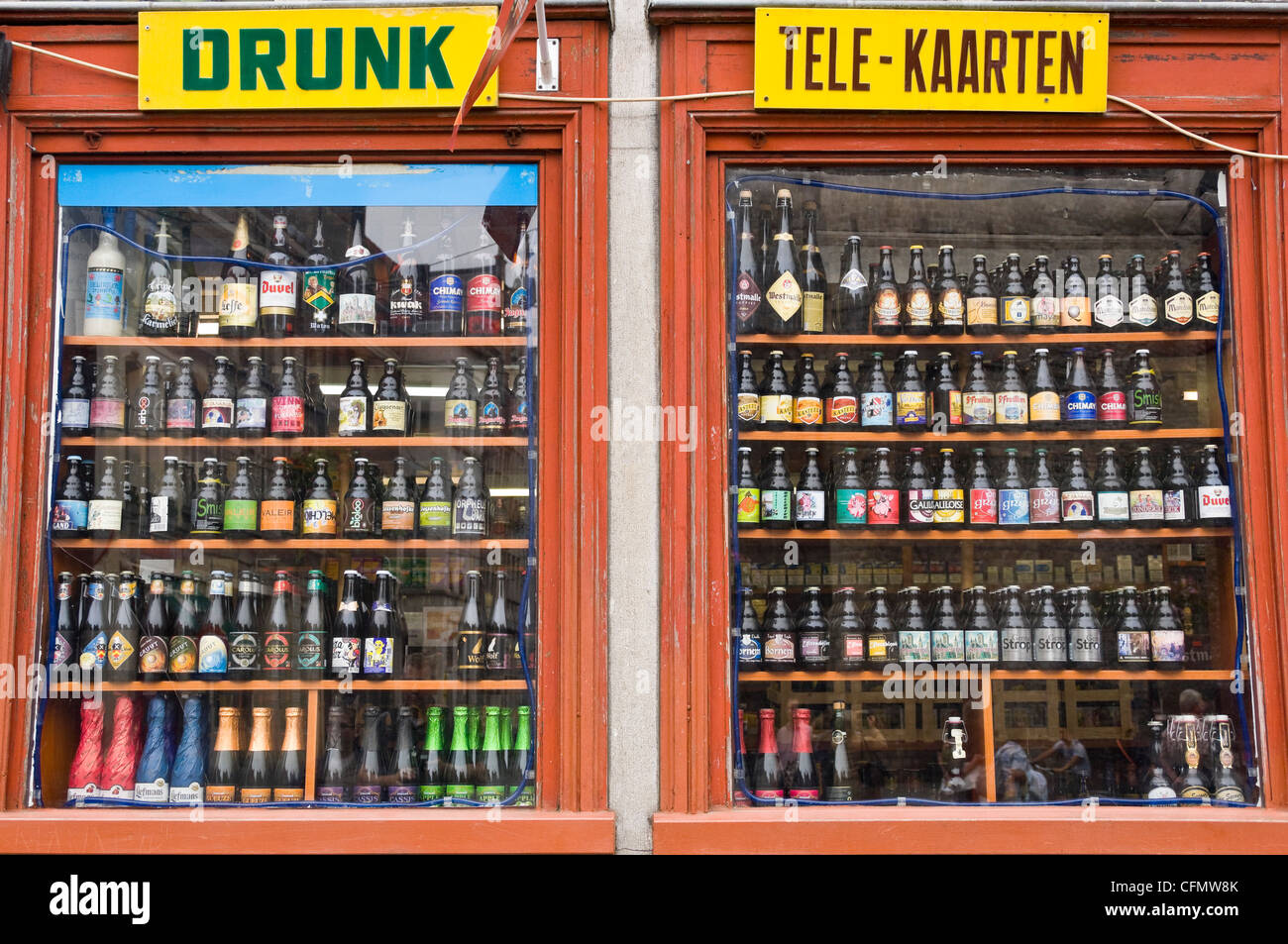 Chiudere orizzontale di un segno umoristico al di fuori di un negozio che vende un sacco di tipi diversi di birra belga. Foto Stock