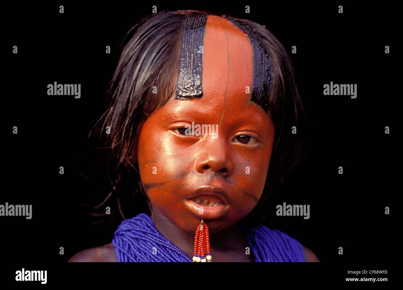 Xikrin Indigeni, Amazon rain forest, Brasile. Ritratti di bambini. Verniciatura della scocca e i complementi. Foto Stock