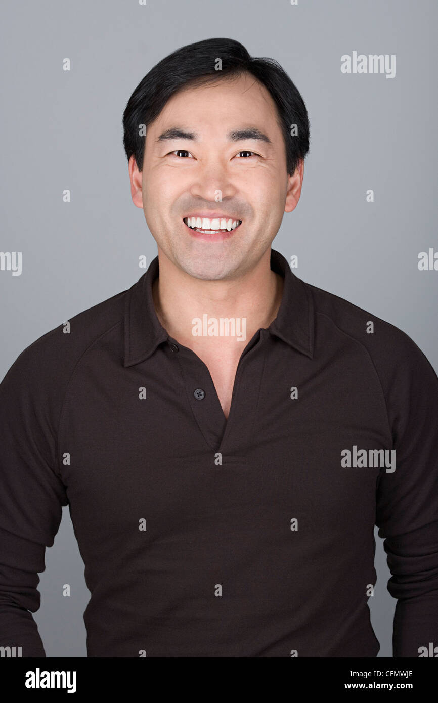 Studio shot ritratto di uomo maturo, testa e spalle Foto Stock