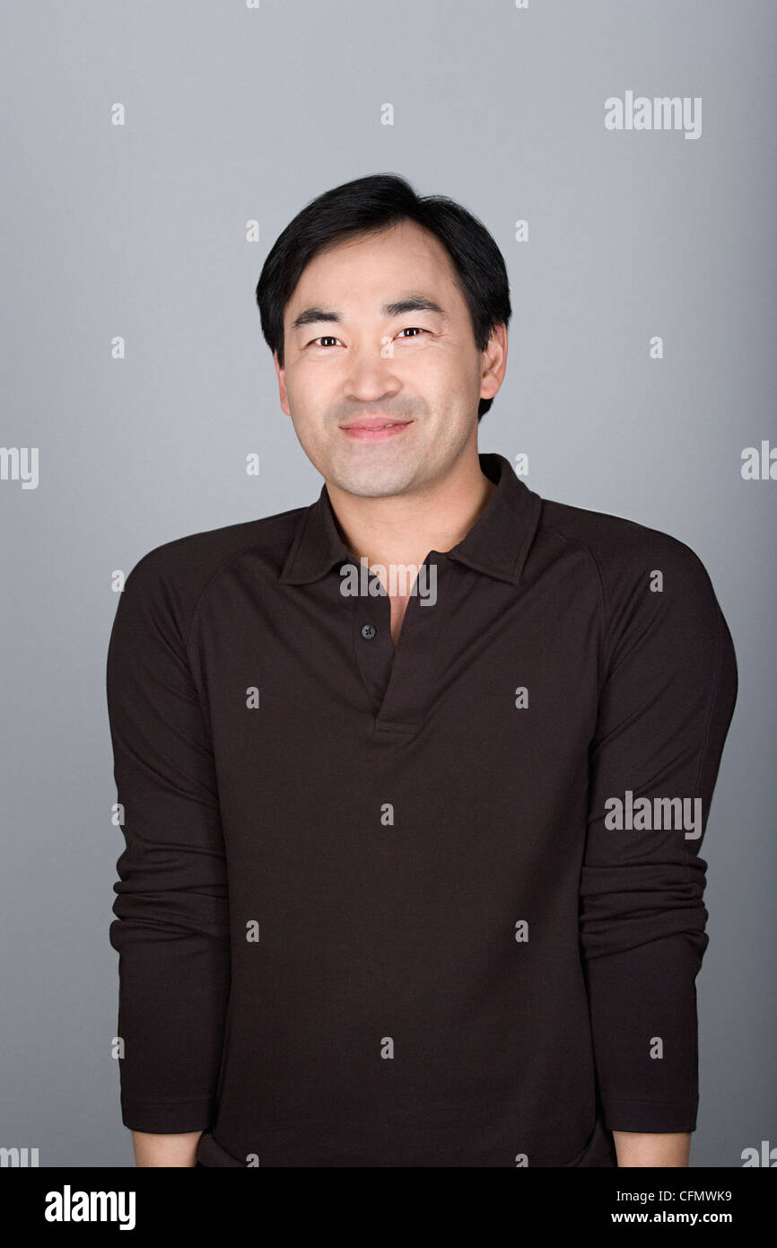 Studio shot ritratto di uomo maturo, vita fino Foto Stock