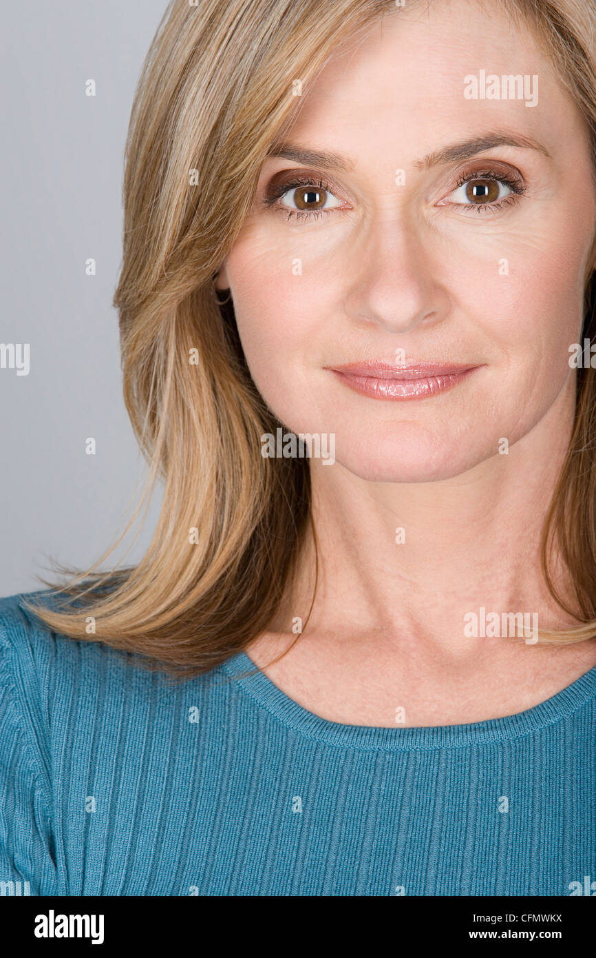 Studio shot ritratto di donna matura con mano sul mento, close-up Foto Stock