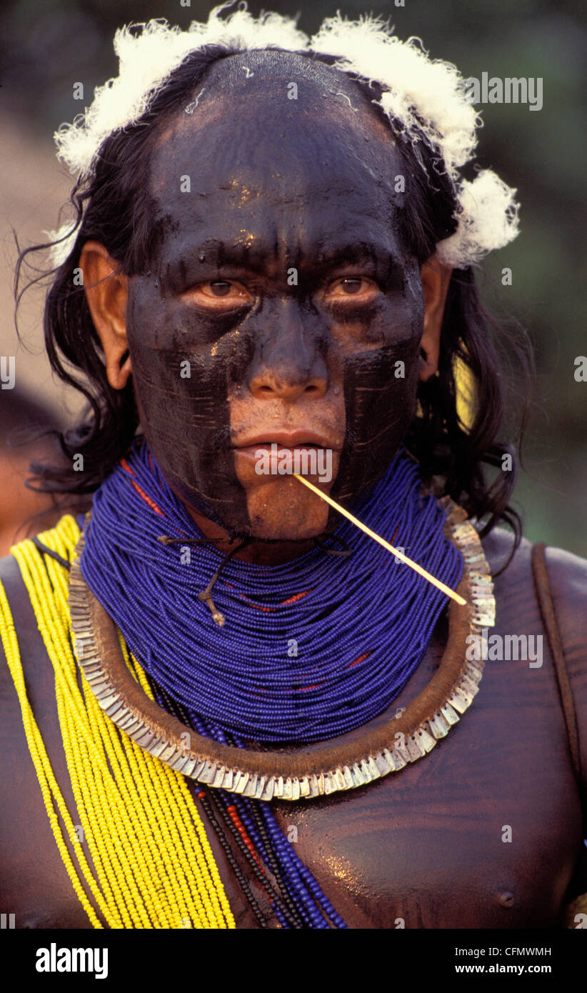 Xikrin Indigeni, Amazon rain forest, Brasile. Corpo dipinto ritratto di un  uomo indigeni Foto stock - Alamy