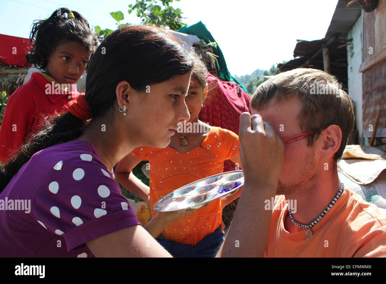Un trekker getting tika in una famiglia locale home durante Tihar è uno dei più grandi festival in Nepal Foto Stock
