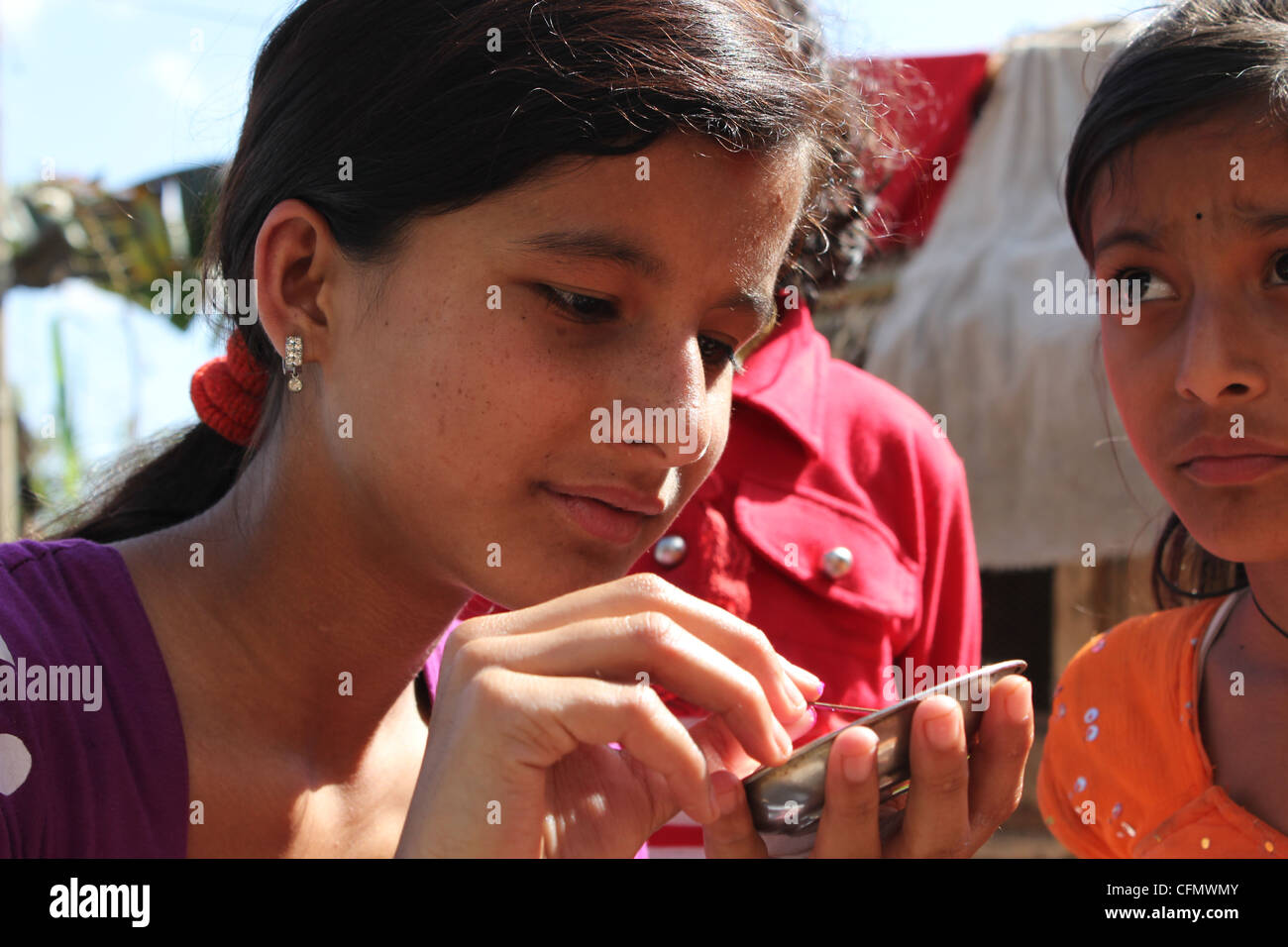 Una ragazza sempre pronti a mettere tika sul suo fratello di fronte durante Bhai Tika, il quinto giorno di Tihar è festival, Nepal Foto Stock