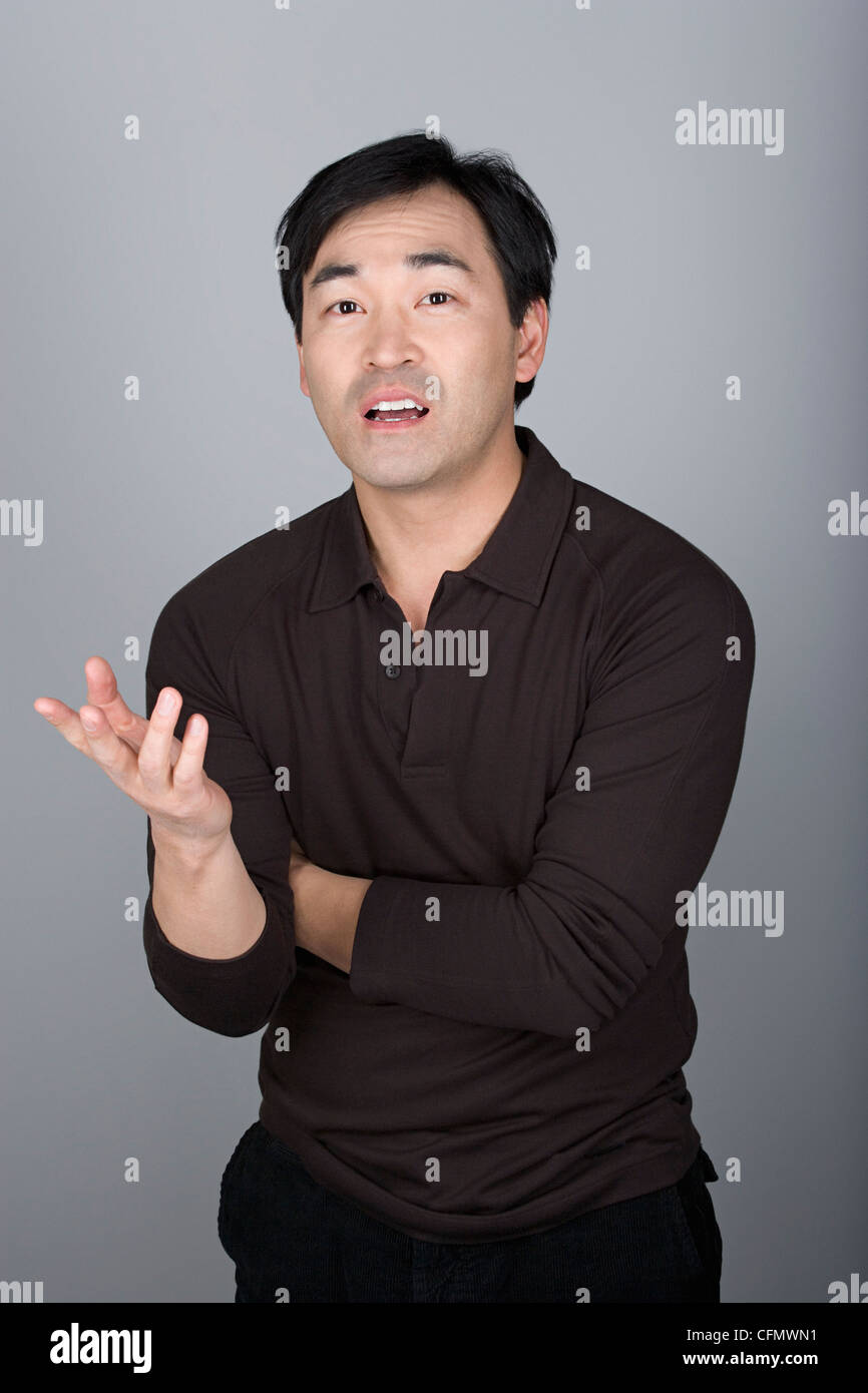 Studio shot ritratto di uomo maturo gesticolando, vita fino Foto Stock