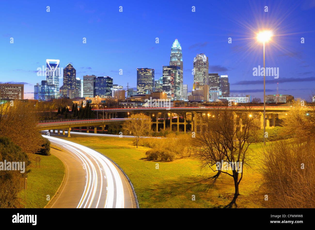 Skyline di Uptown Charlotte, Carolina del Nord da sopra l'indipendenza Freeway. Foto Stock