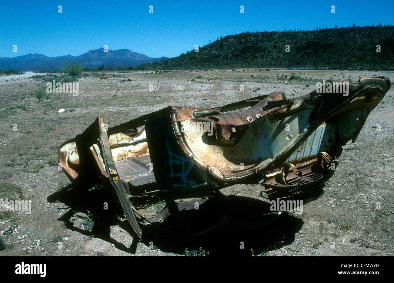 Un scatafascio auto sulla strada sterrata tra la laguna e San Ignacio in Baja California, Messico. Foto Stock