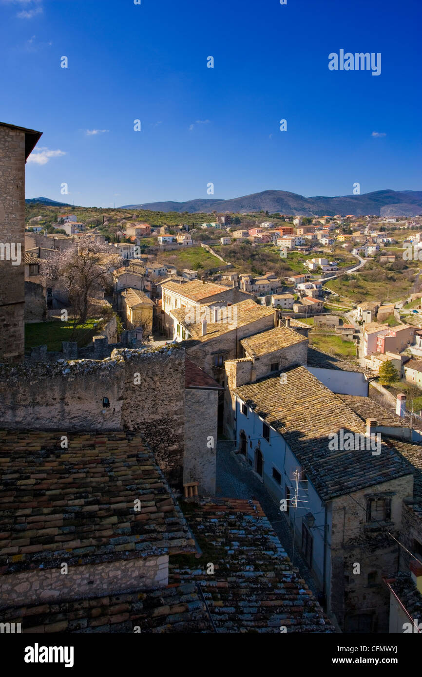 Vista del villaggio di Capestrano, Abruzzo, Italia, città, villaggio. tipiche italiane Foto Stock