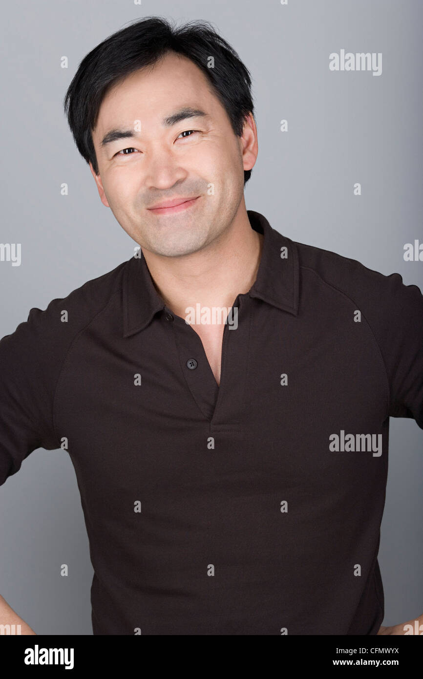 Studio shot ritratto di uomo maturo, vita fino Foto Stock