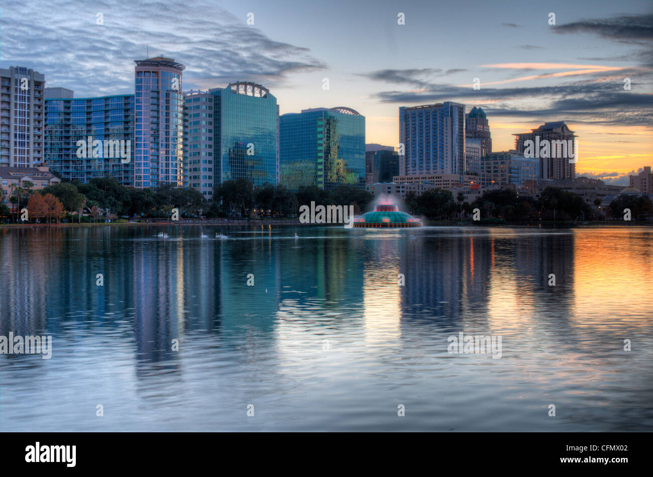 Skyline del centro di Orlando, Florida a Lake Eola. Foto Stock