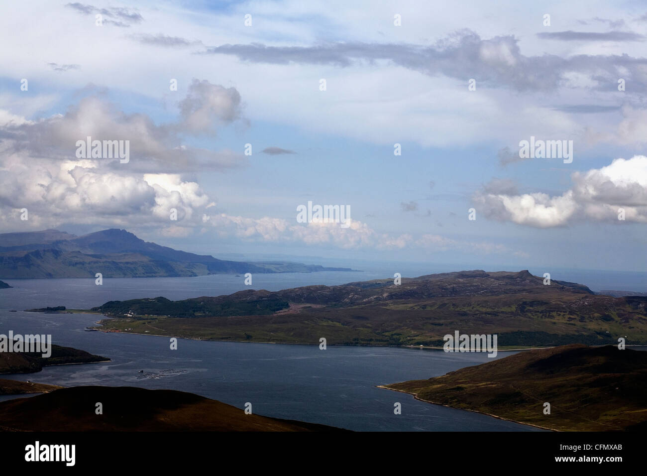 Il Storr e Raasay, con il vertice di Dun Caan visibile da Beinn na Caillich Broadford Isola di Skye in Scozia Foto Stock