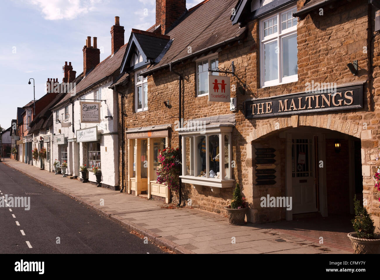 Una fila di tradizionali storico negozio fronti, segni e lungo il centro dello shopping, Mill Street, Oakham, Rutland, England, Regno Unito Foto Stock