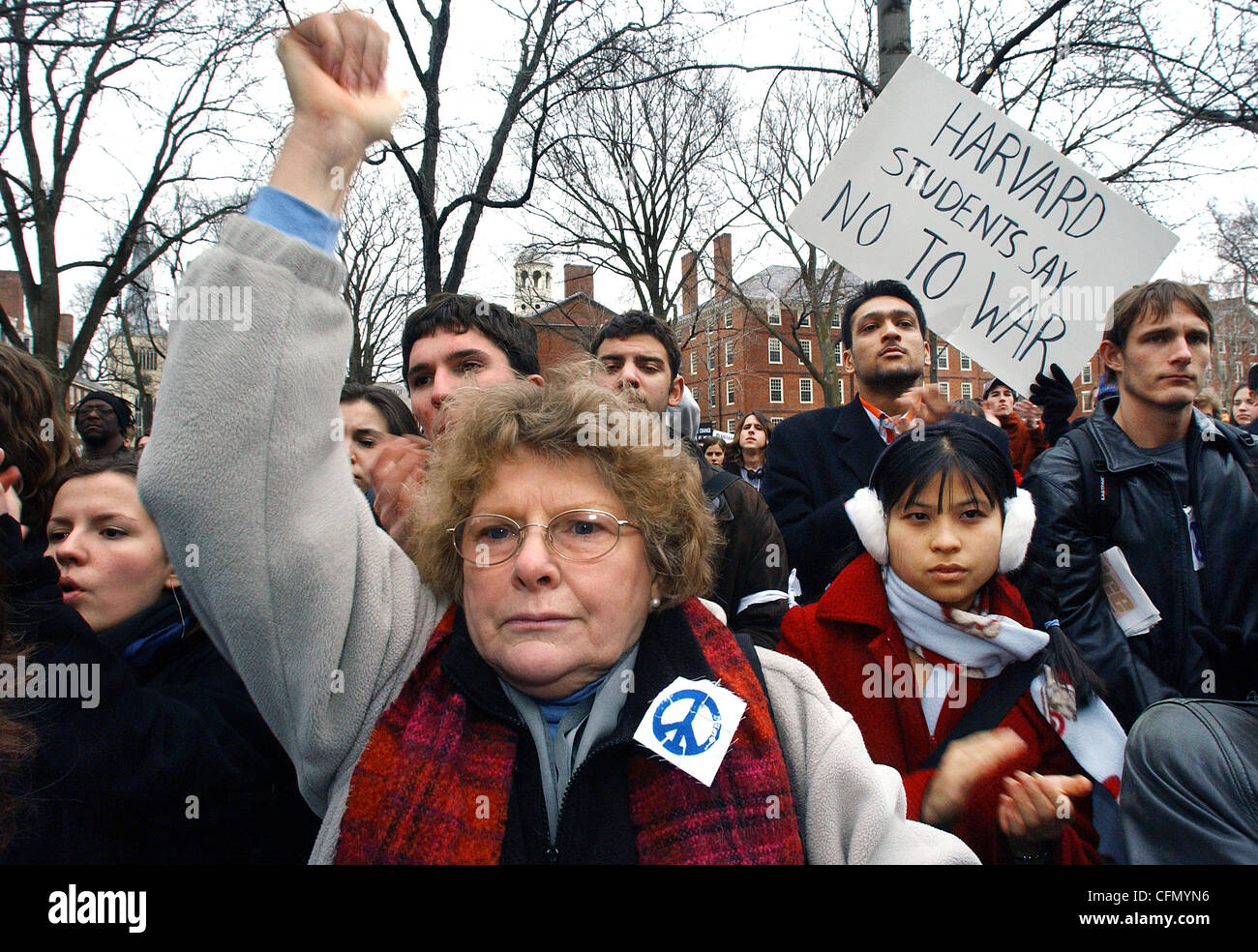 Harvard gli studenti e la facoltà di dimostrare in Harvard Yard dopo aver camminato fuori delle classi per protestare contro la guerra in Iraq. Foto Stock