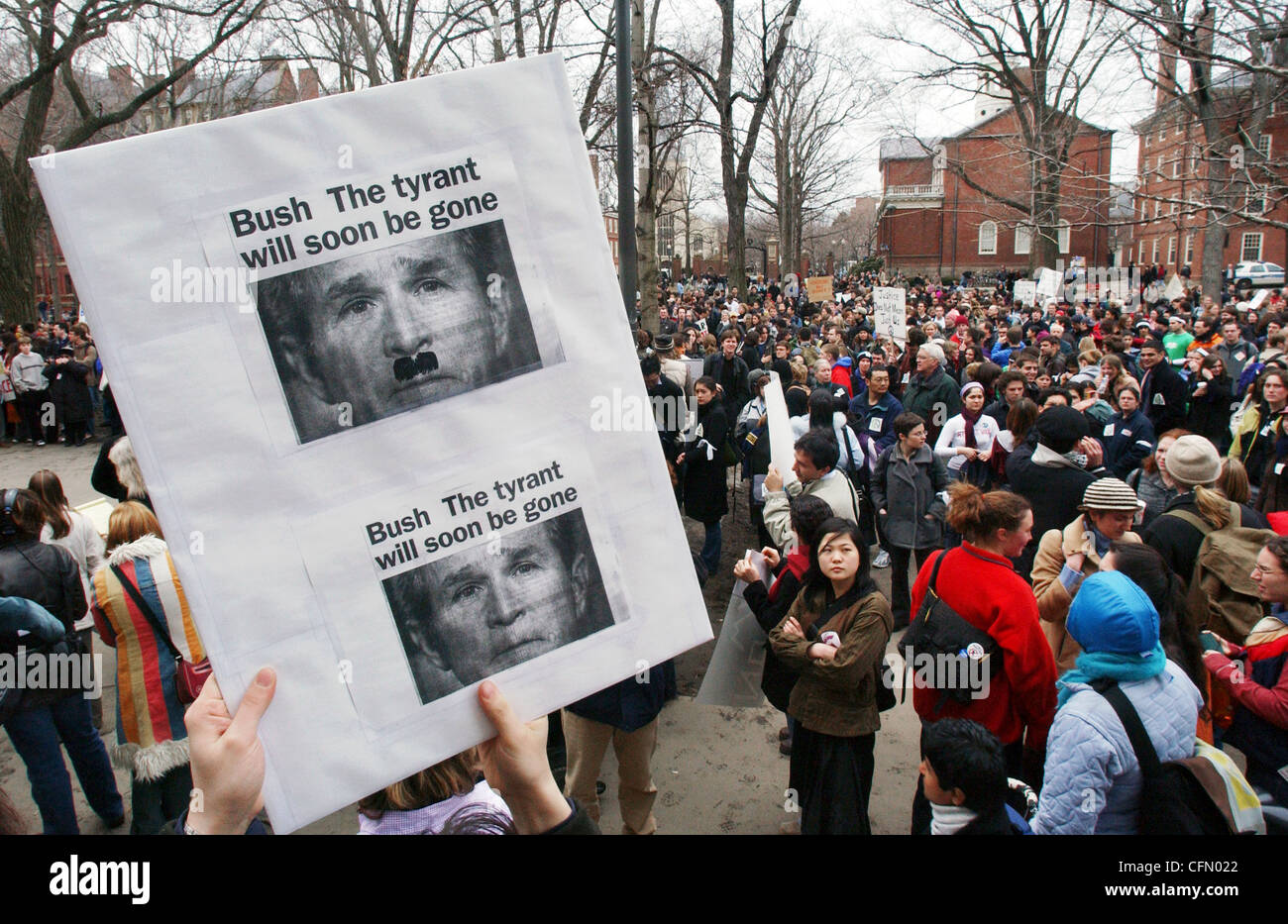Harvard gli studenti e la facoltà di dimostrare in Harvard Yard dopo aver camminato fuori delle classi per protestare contro la guerra in Iraq. Foto Stock