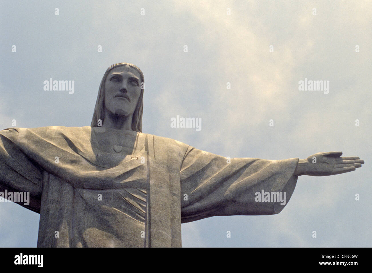 Cristo Redentore la statua di Gesù Cristo si erge al di sopra di Rio de Janeiro in Brasile in cima al monte Corcovado Foto Stock