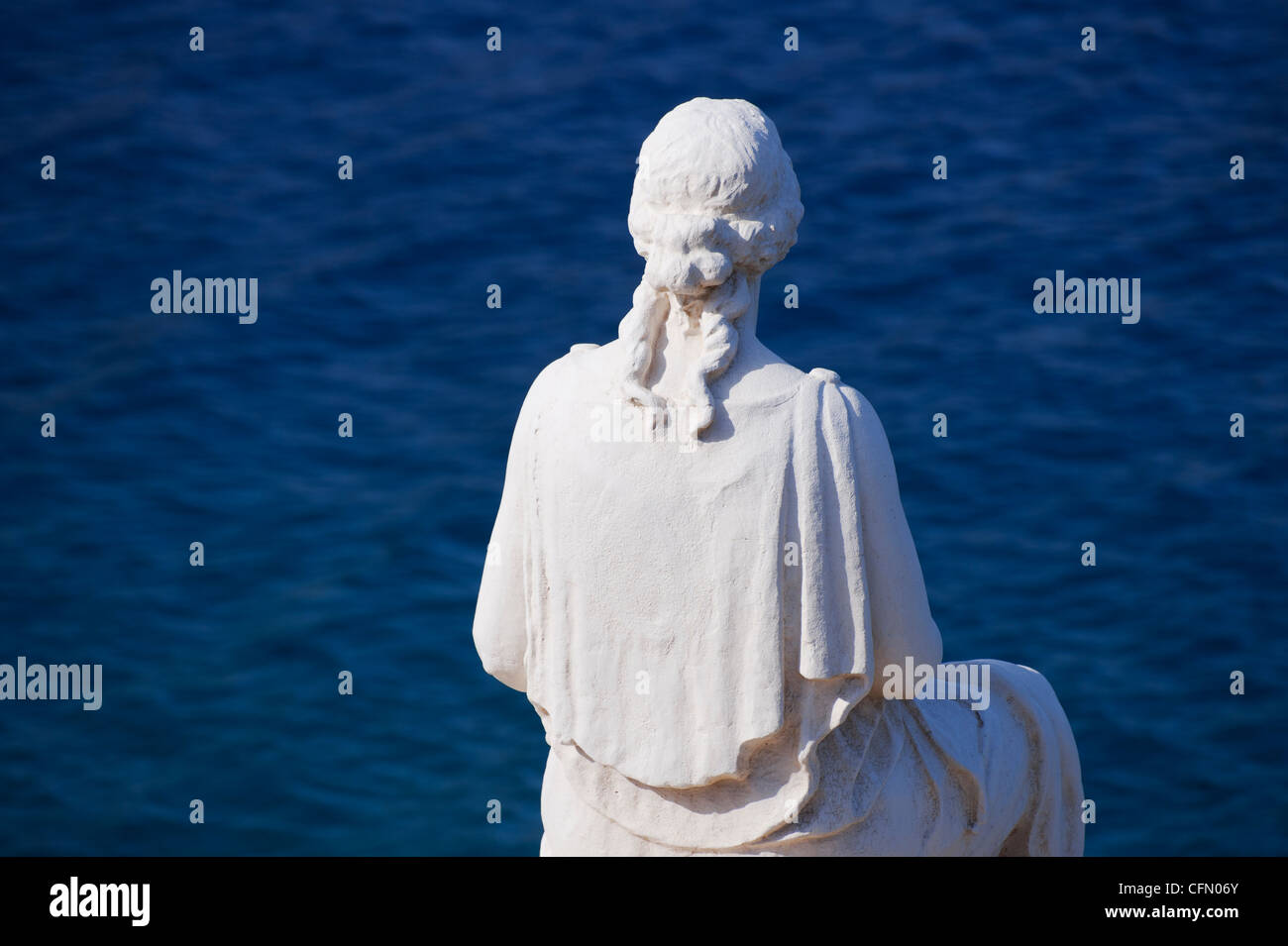 Statua di una donna che si affaccia sulla baia di Katapola, sul Greco Cyclade isola di Amorgos. Foto Stock